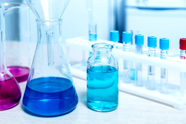 Chemische Flüssigkeit in Glaskolben und Reagenzgläsern in einem medizinischen Labor. - Foto, Bild