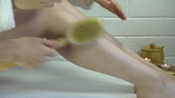 Чоловік дає жінці масаж з натуральним пензлем. Сухий масаж з щіткою для кабана. Відшарування, антицелюліт. Полуничні ноги. Чоловік погладжує жіночі ноги. Підготовка до видалення волосся. 4k
 - Кадри, відео