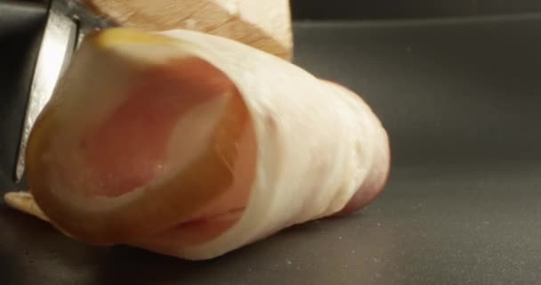 Μαγειρεύοντας μια φέτα μπέικον σε ένα τηγάνι ένα μακρο πλάνο στην κόκκινη κάμερα με κάμερα παρακολούθησης - Πλάνα, βίντεο
