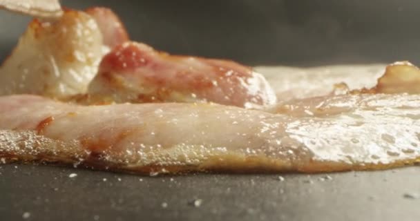 Řez slaniny na pánvi a detailní záběr na červené kameře - Záběry, video