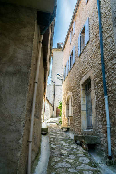Najac, ein hübsches mittelalterliches Dorf in Aveyron, das von den Überresten seiner Burg dominiert wird. Occitanie, Frankreich. - Foto, Bild