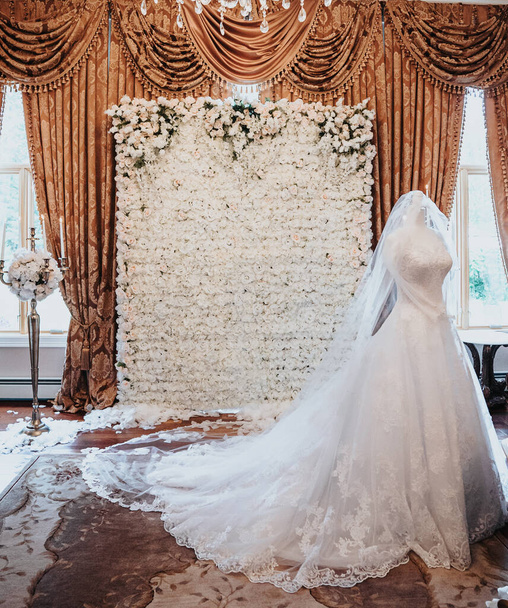 Стильное свадебное платье на манекене в номере - Фото, изображение