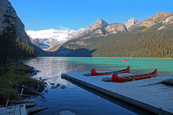 Rote Kanus zur Erholung am Moränensee in Alberta, Kanada - Foto, Bild