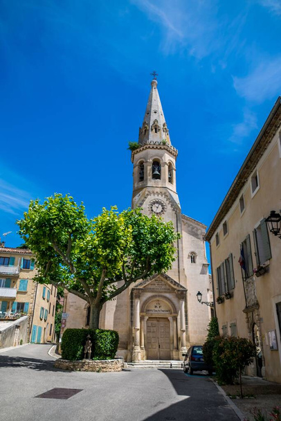 Saint-Saturnin-ls-Apt, középkori dombtetős falu a Luberonban Provence-Alpes-Cte-d 'Azur-ban. - Fotó, kép
