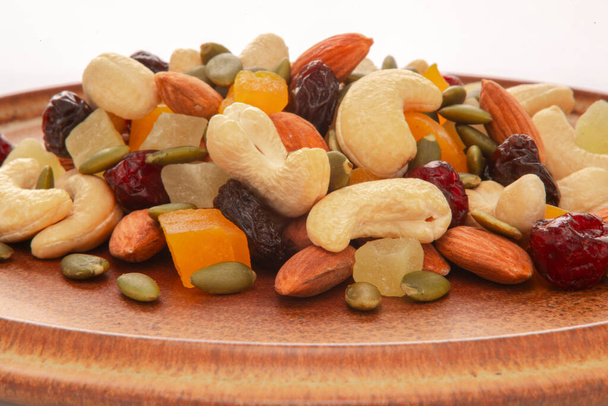 Deska obsahuje výživné míchané ořechy - Fotografie, Obrázek
