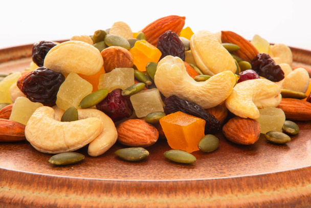 Плита содержит питательные смешанные орехи - Фото, изображение