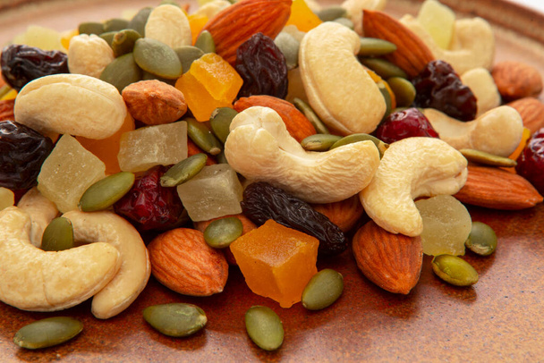 Deska obsahuje výživné míchané ořechy - Fotografie, Obrázek