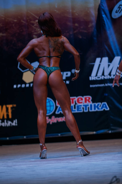 Women's performance at the Kiev city bodybuilding cup in the premises of the Kiev Polytechnic Institute on April 7, 2019 - Foto, imagen