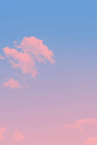 澄んだピンクの青い空と美しい小さな雲、空の背景 - 写真・画像