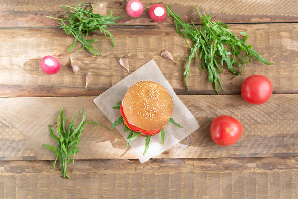 Vegetarian burger με κοτολέτες ρεβίθια και λαχανικά σε μπλε φόντο. Έννοια χορτοφαγίας. Αντιγραφή χώρου. Άνω όψη. - Φωτογραφία, εικόνα
