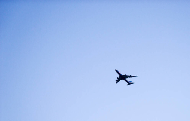 Személyszállító repülőgép repül ellen tiszta kék ég - Fotó, kép