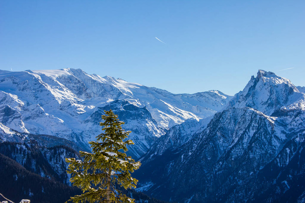 シャンパーニュ・アン・ヴァノワーズの上の山々の眺め、フランスアルプス - 写真・画像