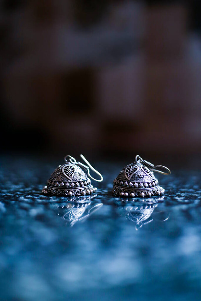 Ζεύγη σκουλαρίκια σε μπλε φόντο - Φωτογραφία, εικόνα