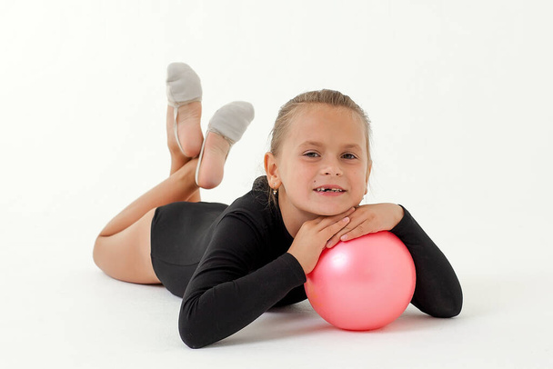 Beauty-Akrobat praktiziert Gymnastik-Yoga isoliert auf weißem Hintergrund. Rhythmische Sportgymnastik. - Foto, Bild