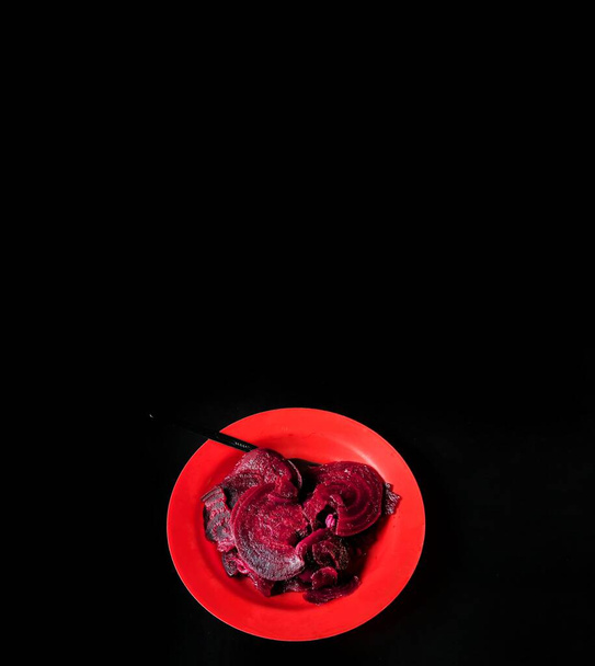 Нарезанная свекла на белом фоне. веганская еда - Фото, изображение