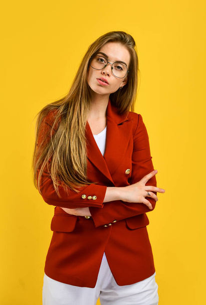 Smart girl brýle dlouhé vlasy oblečení módní sako, kancelářský pracovník koncept - Fotografie, Obrázek