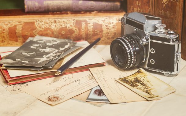 retro fotoaparát, staré fotografie, dopisy a knihy s perem složení - Fotografie, Obrázek