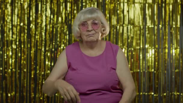Αυταρχική ηλικιωμένη ξανθιά γυναίκα με ροζ μπλούζα που κατηγορεί και ζητάει να βγει έξω, σύγκρουση, χωρισμός. - Πλάνα, βίντεο