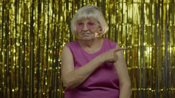 Bossy senior vieille femme blonde en chemisier rose blâmant et demandant à sortir, conflit, rupture - Séquence, vidéo