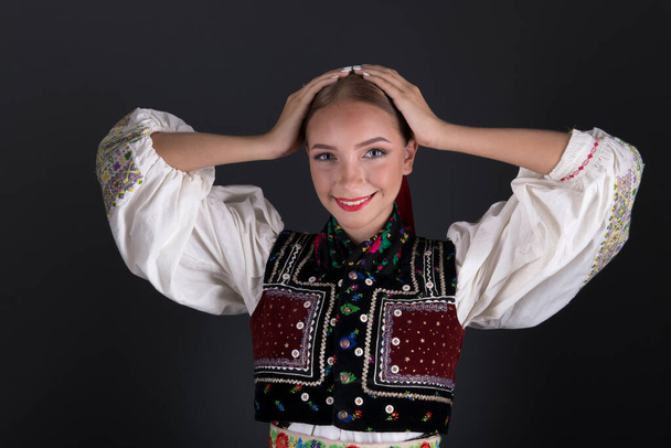 Hermosa mujer vestida con trajes tradicionales de Europa del Este. Trajes populares eslovacos. - Foto, Imagen