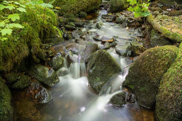 Longue exposition d'une cascade aux chutes Becky dans le parc national Dartmoor - Photo, image
