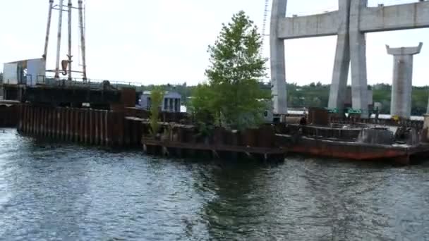 Saporoschje, Ukraine - 19. Juni 2020: Das Schiff fährt an einem großen alten rostigen Lastkahn vorbei, auf dem Dnjepr, die Inschrift des Schiffsnamens auf Russisch - Filmmaterial, Video