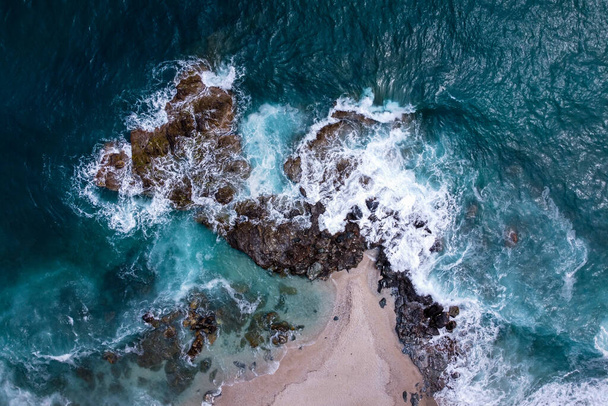 Grandi onde prendono il sopravvento sulle incredibili rocce del Mar Egeo a Pelion Peninsula, Grecia. Foto scattata con drone. - Foto, immagini