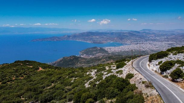 El camino a la hermosa ciudad Volos desde la parte superior en la península de Pelion, Grecia. Foto tomada con un dron.. - Foto, imagen