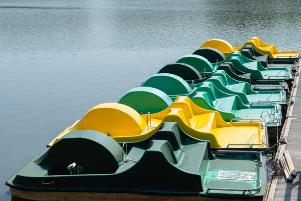 catamaranColourful paddle boats on a beach river - Foto, imagen