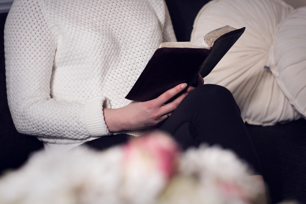 Mujer cristiana leyendo la Biblia - Foto, Imagen