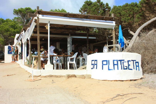 typowa restauracja z domową kuchnią w sosnowym lesie morskim na piaszczystej plaży na Balearach - Zdjęcie, obraz