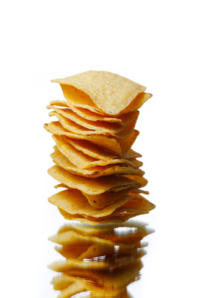meksykańskie nachos tortilla chips stos, izolowane na białym - Zdjęcie, obraz