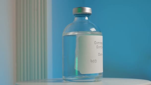 Curare il virus della corona in un flacone di medicinali. etichetta bottiglia dice "cura" - Filmati, video