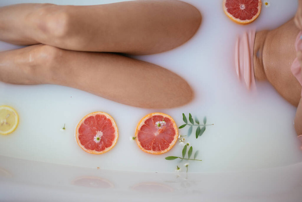 beautiful sexy woman in the milk bath with fruits - Foto, Imagem