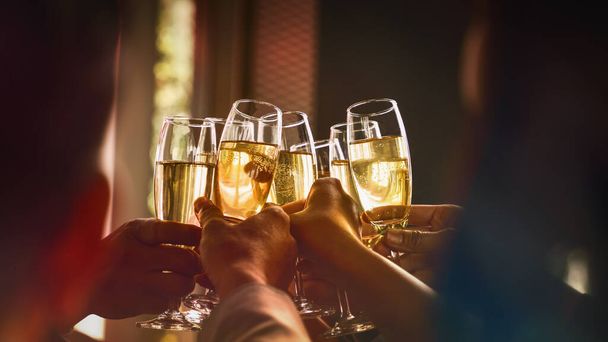 mãos brincalhão e copos de vinho ou champanhe juntos para celebrar a amizade - Foto, Imagem