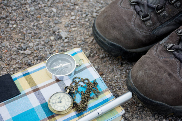 Παλιά παπούτσια ρολόι τσέπης και πυξίδα. Στο δρόμο, vintage στυλ. - Φωτογραφία, εικόνα