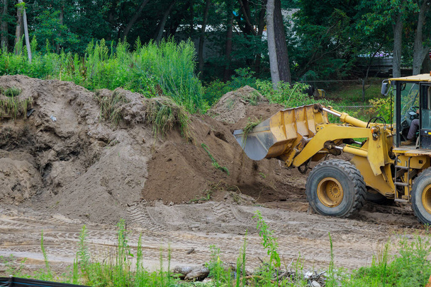 Backhoe ásni a földet munkálatok során a talaj építési ásatás földmozgatás - Fotó, kép