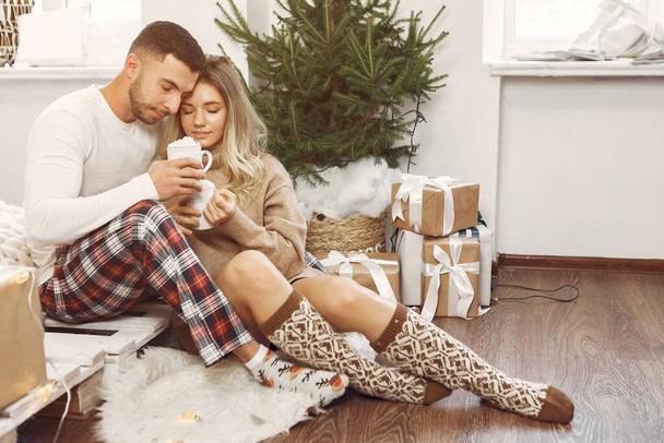 Couple spend time at home with christmas decorations - Fotoğraf, Görsel