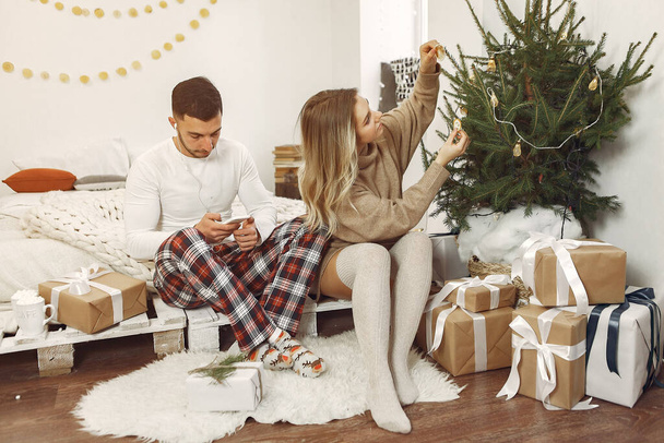 Couple spend time at home with christmas decorations - Φωτογραφία, εικόνα