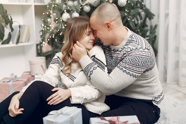 Couple spend time at home with christmas decorations - Foto, Imagen