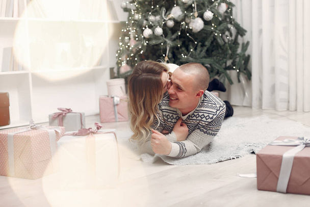 Couple spend time at home with christmas decorations - Valokuva, kuva