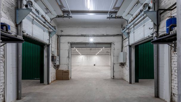 Interior del edificio industrial con paredes de ladrillo blanco, suelo de hormigón y espacio vacío para exposición de productos o fondo industrial - Foto, Imagen