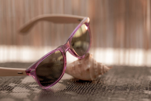 Klasszikus napszemüveg modell fotózás egy nyári napon. Szelektív fókusz - Fotó, kép