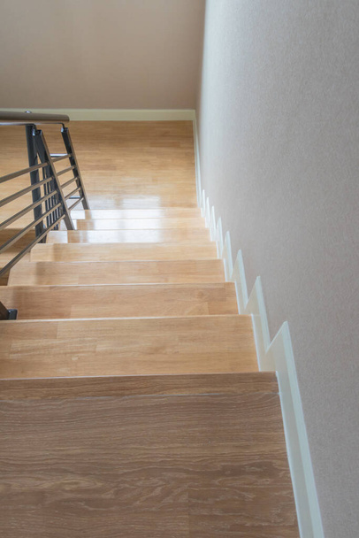 階段、木製の床と黒鉄レール. - 写真・画像
