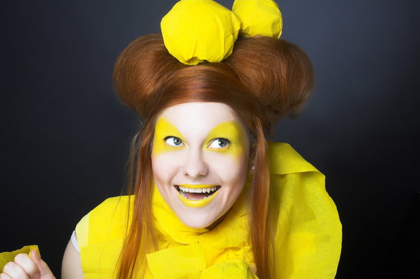 Girl in yellow. - Φωτογραφία, εικόνα