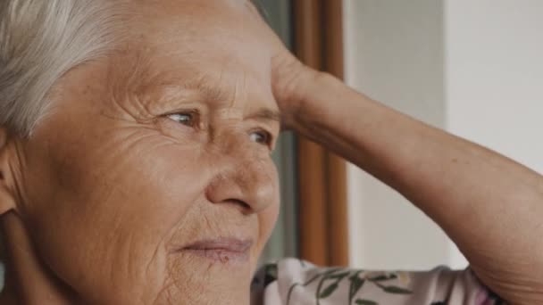 Egy idős, magányos nő portréja, aki kinézett az ablakon.. - Felvétel, videó