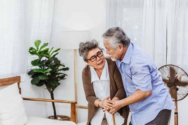 Συνταξιούχος ηλικιωμένος Ασιάτης σύζυγος πόνος από καρδιακή προσβολή ασθένεια ή ασθένεια με σοβαρό ή ανήσυχο σύζυγο φροντίζει στο σπίτι. Ιατρική επείγουσα θεραπεία και ασφάλιση υγειονομικής περίθαλψης έννοια - Φωτογραφία, εικόνα