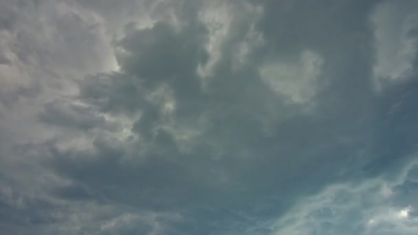 激しい雷雨の雲時間の劇的な空の崩壊 - 映像、動画