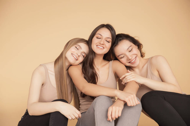 Группа Многонациональная дружба девочек, объединение женского единства в мире. Концепция ухода за кожей, волосами - Фото, изображение