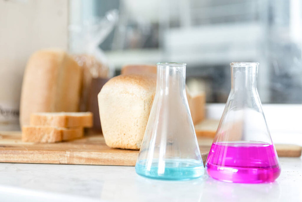 Kemialliset pullot leivän ja leivontatuotteiden laadun analysointia varten - Valokuva, kuva